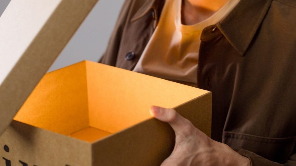 6 Key Points for Selecting Display Light Boxes : How to Customise Light Boxes 3 (In the image a person can be seen holding a light box)