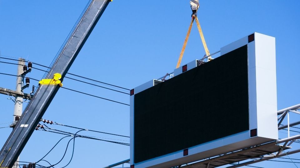 Ultimate Guide to LED Light Boxes Installation 2 (In the image the installation of a led light box can be seen)