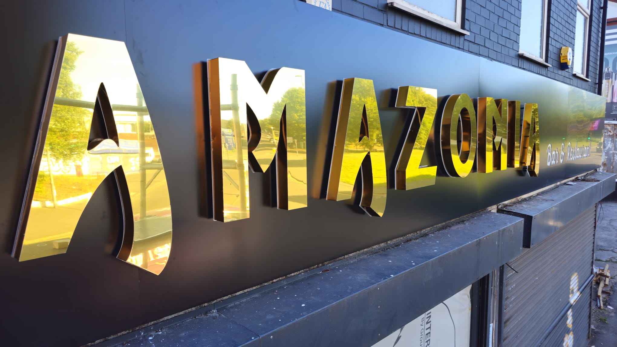 Amazomia resturant gold 3D letters