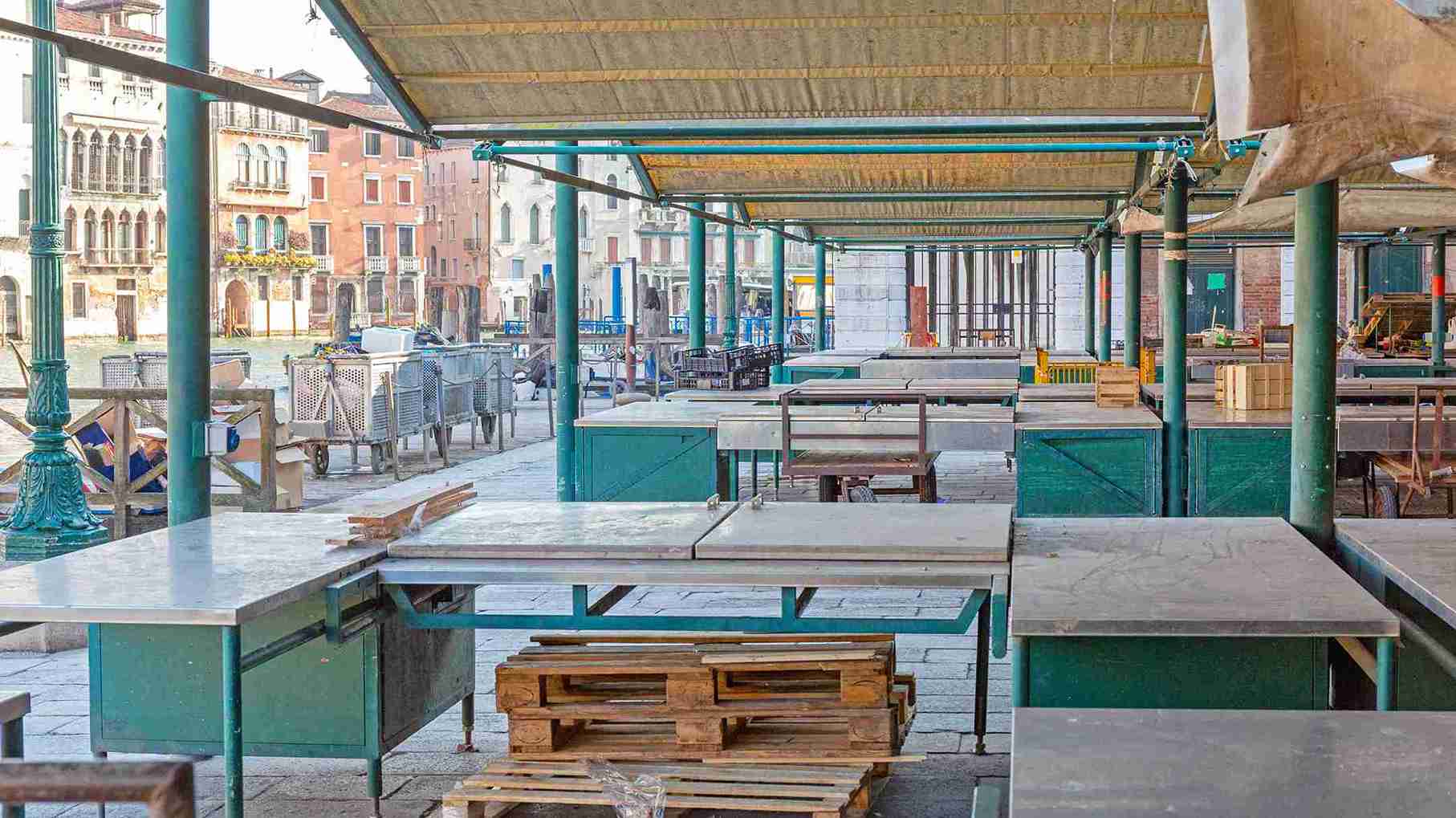 empty stalls at farmers market in venice italy